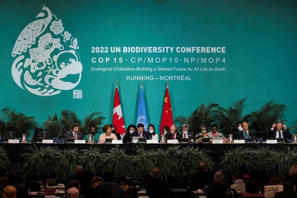 Para delegasi berfoto di depan logo COP15 pada Konferensi Keanekaragaman Hayati PBB (COP15) di Montreal, Kanada, Selasa (13/12/2022).