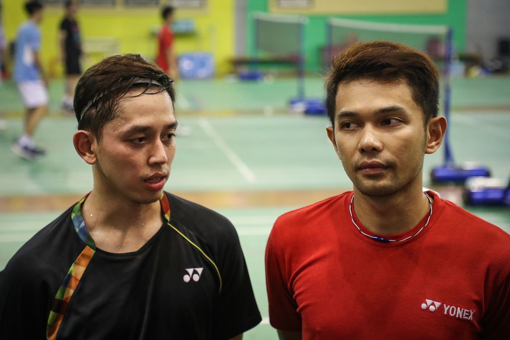 Pebulu tangkis ganda putra Indonesia, Fajar Alfian (kanan) dan Muhammad Rian Ardianto (kiri), menjawab pertanyaan wartawan seusai berlatih menjelang Kejuaraan Dunia di Pelatnas PBSI, Cipayung, Jakarta Timur, Rabu (9/8/2023).