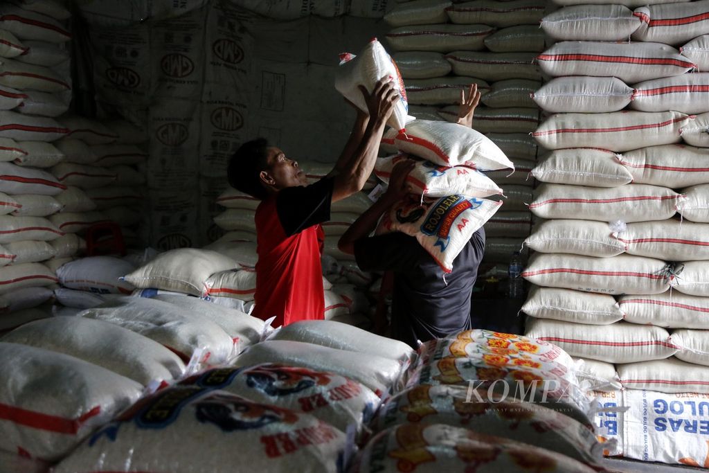 Buruh mengangkut beras di Pasar Induk Beras Cipinang, Jakarta Timur, Kamis (4/1/2024). Indonesia diperkirakan akan mengalami defisit beras pada Januari-Februari 2024. Defisit itu berpotensi menyebabkan kenaikan harga beras.