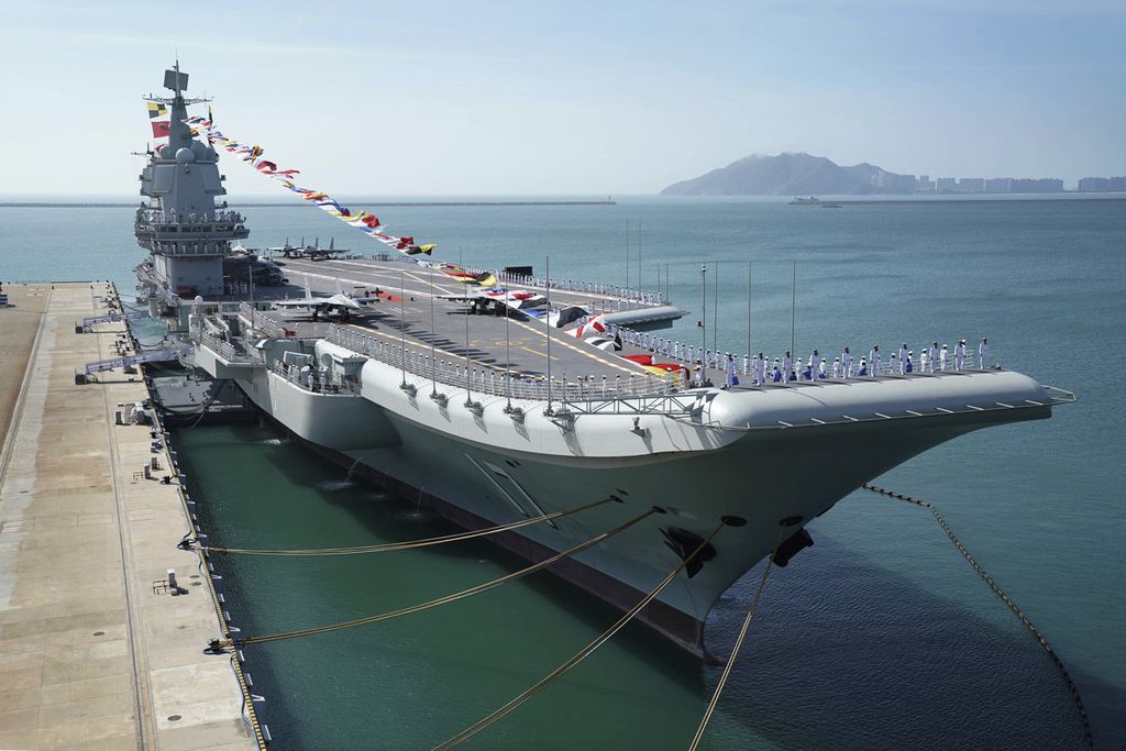 Pada 17 Desember 2019, dalam arsip foto disediakan Kantor Berita Xinhua ini tampak kapal induk Shandong berlabuh di Pelabuhan Angkatan Laut China di Sanya di Provinsi Hainan, China. Kementerian Pertahanan Taiwan, Sabtu, mendeteksi tiga kapal dari angkatan laut China, salah satunya adalah kapal induk Shandong, melewati Selat Taiwan.