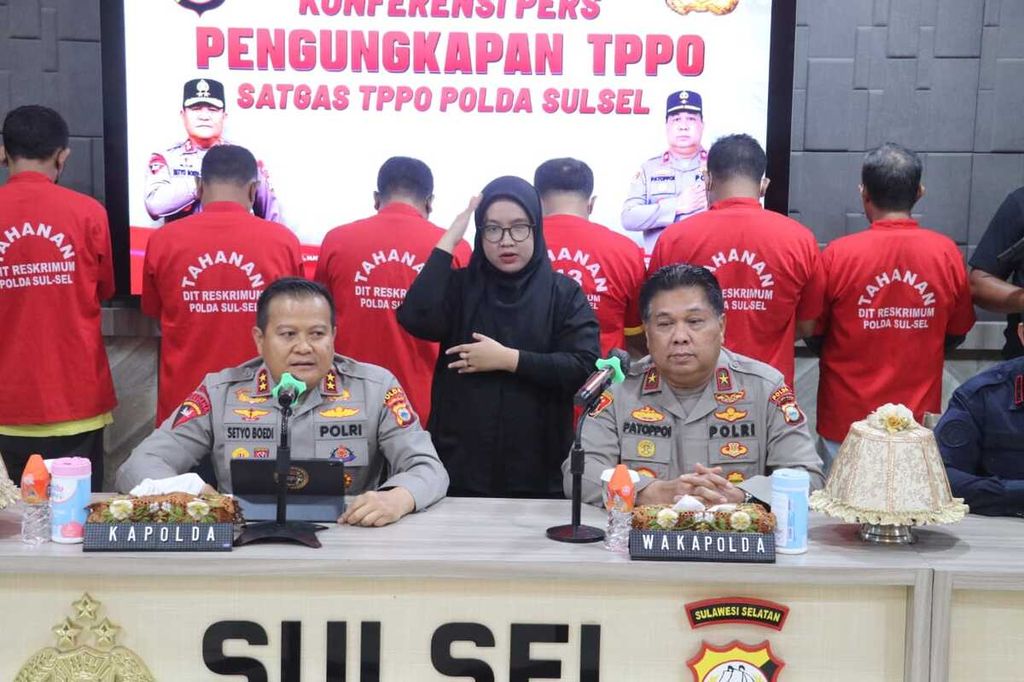 Kapolda Sulawesi Selatan merilis kasus perdagangan orang yang melibatkan oknum pegawai Imigrasi Makassar, Jumat (16/6/2023). Sembilan orang ditetapkan sebagai tersangka dan enam orang di antaranya diamankan.