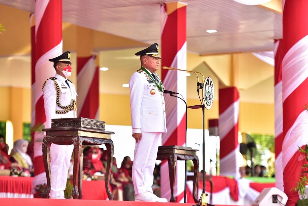 Gubernur Sumatera Utara Edy Rahmayadi menjadi inspektur upacara pengibaran bendera Merah Putih pada Upacara Hari Ulang Tahun Ke-77 Republik Indonesia di Lapangan Astaka, Jalan Willem Iskandar, Deli Serdang, Rabu (17/8/2022). 