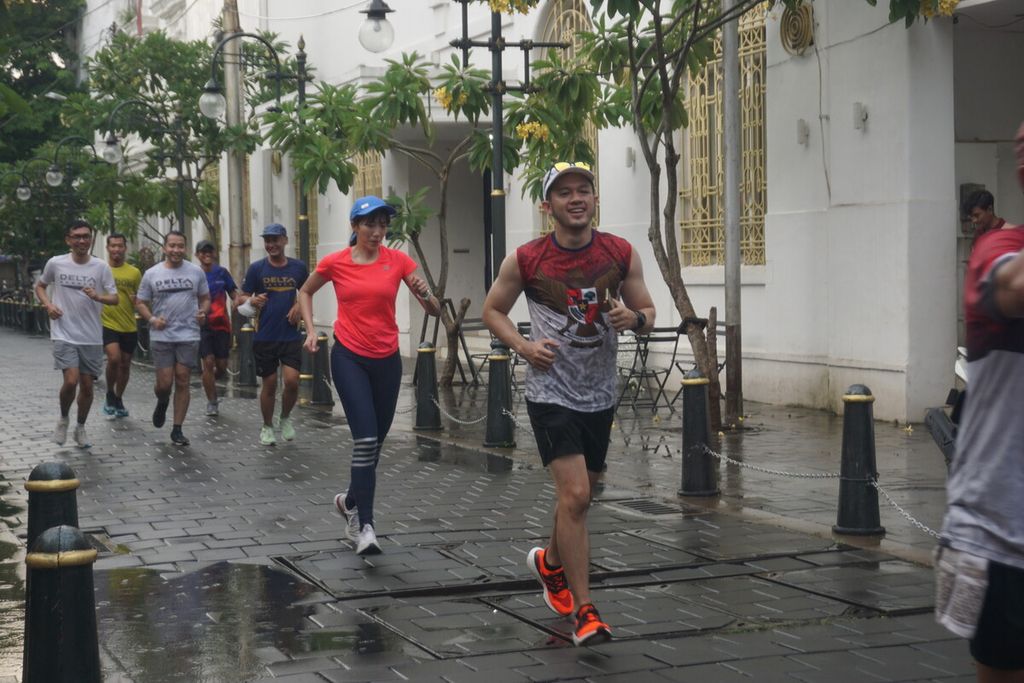 Para pelari menembus hujan saat mengikuti "Run for Gilo-gilo" di Kota Lama Semarang, Jawa Tengah, Sabtu (17/12/2022). Ajang ini sebagai acara pembuka bagi Lomba Lari Semarang 10K powered by Isoplus.