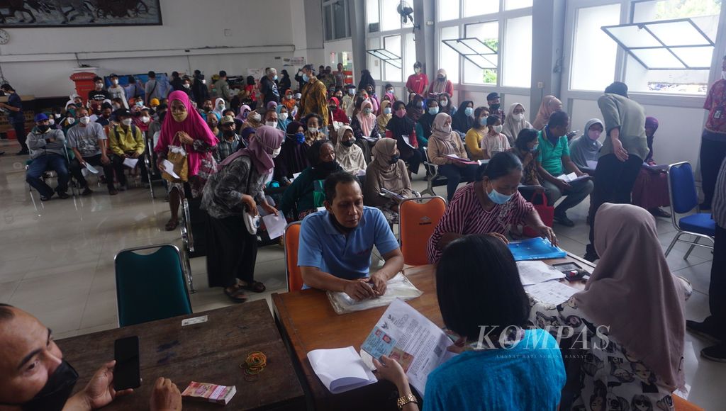 Warga tengah mengambil BLT BBM di Kantor Pos Besar Surakarta, Kota Surakarta, Jawa Tengah, Kamis (8/9/2022). Total ada sekitar 39.000 keluarga penerima manfaat di daerah tersebut.