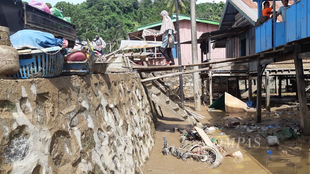 Kendaraan dan peralatan rumah tangga warga terendam lumpur sehabis banjir bandang yang terjadi di Desa Konaweha, Samaturu, Kolaka, Sulawesi Tenggara, seperti terlihat pada Minggu (21/1/2024). 
