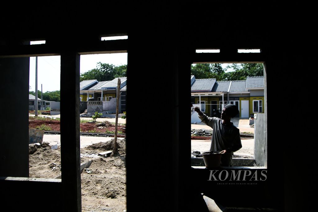 Pekerja merampungkan pembangunan kompleks perumahan bersubsidi di kawasan Jampang, Bogor, Jawa Barat, Sabtu (12/6/2021). 
