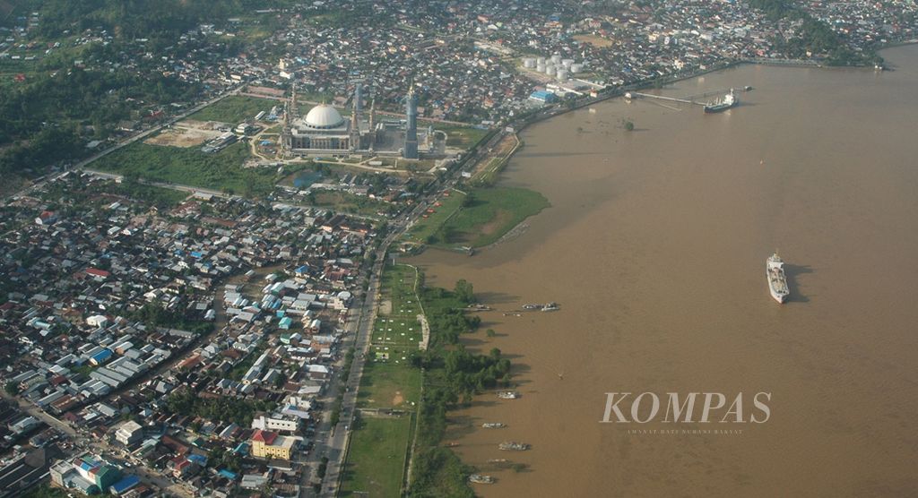Kota Samarinda, Kalimantan Timur, dilihat dari atas. Kota yang dibelah oleh Sungai Mahakam ini kondang dengan julukan Tepian Mahakam. Sungai terpanjang di Kalimantan Timur ini memang menjadi salah satu urat nadi aktivitas seluruh warga kota.