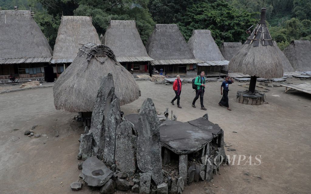 Wisatawan mancanegara mengunjungi kampung adat Bena, di Desa Tiworiwu, Kecamatan Jerebu\'u, Kabupaten Ngada, Nusa Tenggara Timur, Minggu (4/8/2019). Dalam sepekan desa adat tersebvut sedikitnya dikunjungi oleh 500 orang wisatawan yang 30 persen diantaranya adalah wisatawan mancanegara.