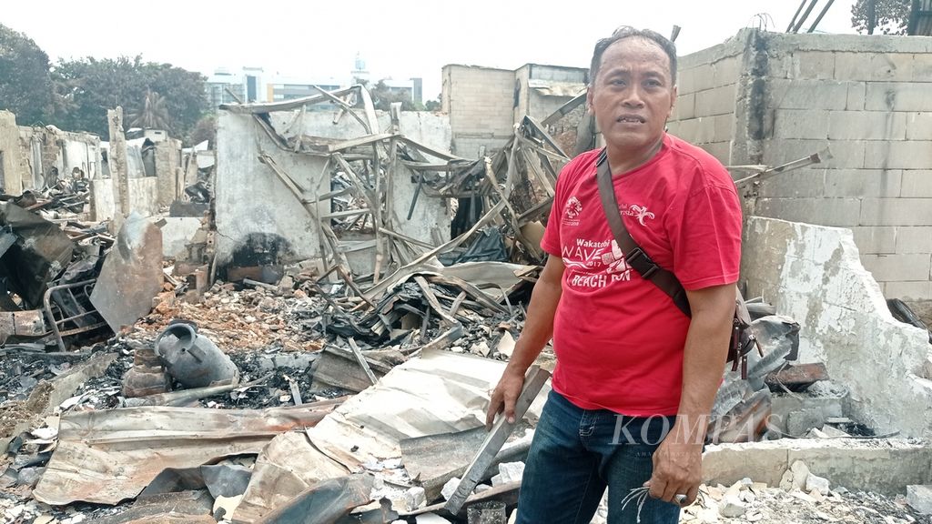 Parnyo (46), salah seorang korban kebakaran, berupaya menemukan cincin dan gelang emas milik anaknya di RT 008 RW 008 Jalan Simprug Golf II, Kelurahan Grogol Selatan, Kecamatan Kebayoran Lama, Jakarta Selatan, Rabu (24/8/2022).