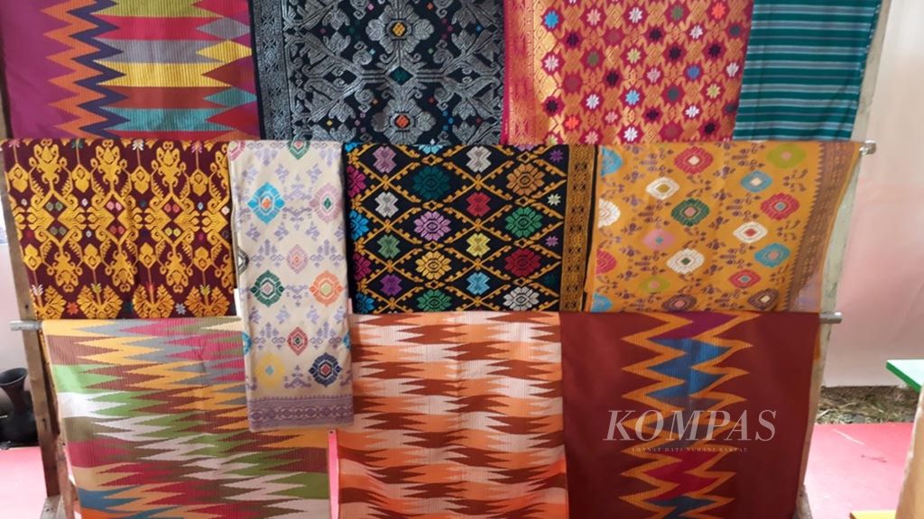 Ragam hias tenun kain songket Desa Sukarara, Lombok Tengah, Nusa Tenggara Barat, cukup banyak, seperti motif klasik Subahnale, motif keker, kemudian motif rang-rang dan lainnya.