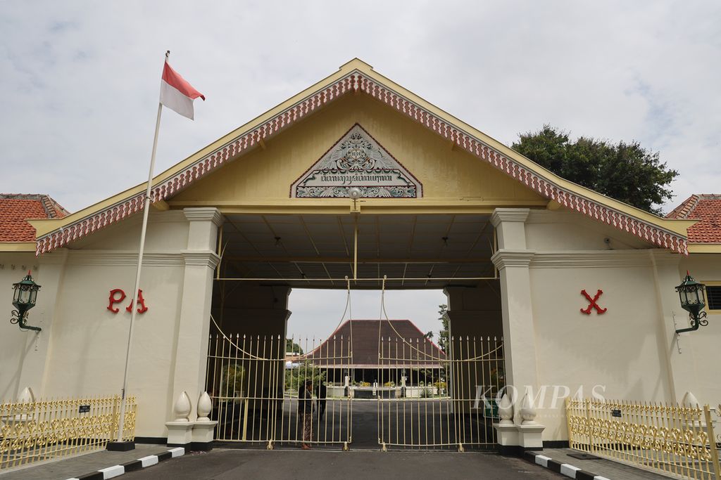 Abdi dalem berjaga di pintu gerbang Pura Pakualaman, Yogyakarta, Jumat (5/1/2024). 