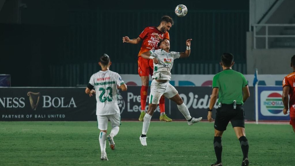 Dokumentasi Bali United menampilkan duel di udara antara pemain Bali United dan pemain PSS Sleman di Stadion Manahan, Kota Surakarta, Jawa Tengah, Senin (19/12/2022). Dalam laga lanjutan BRI Liga 1 2022/2023 pekan ke-16 itu, Bali United dikalahkan PSS Sleman. 