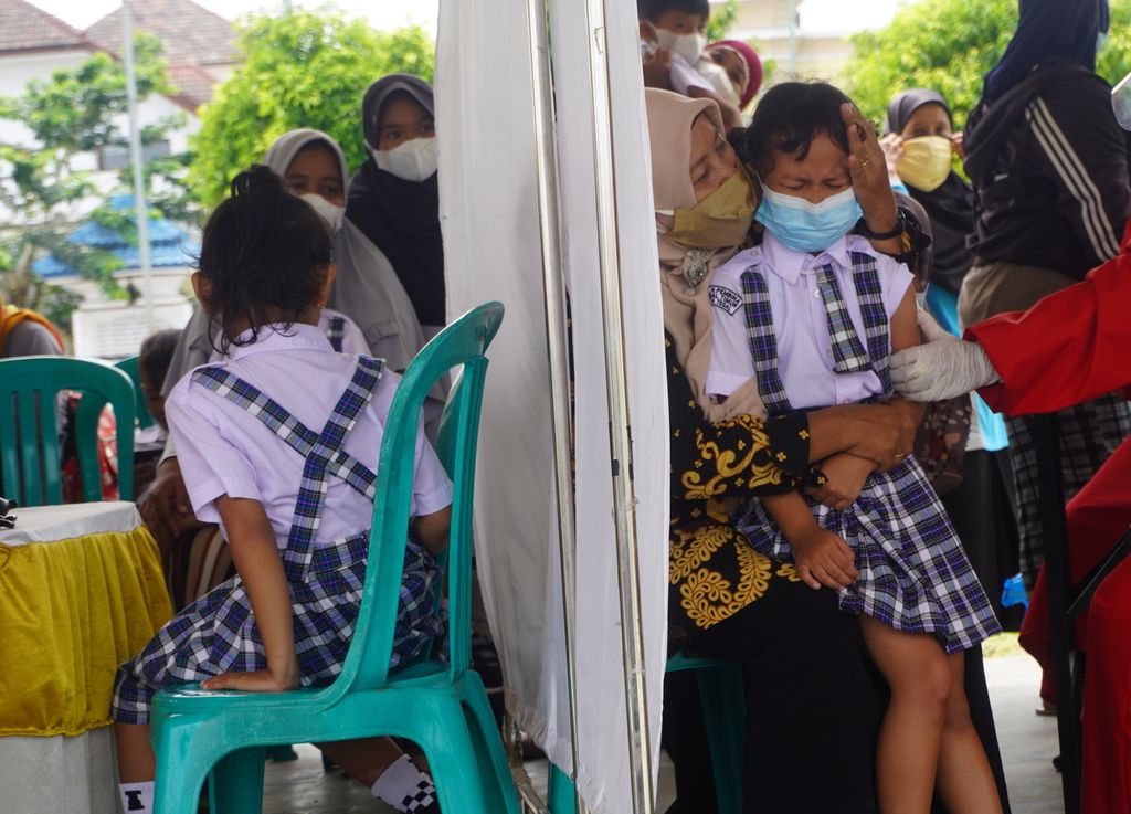 Siswa taman kanak-kanak mengikuti vaksinasi di sentra vaksinasi anak di Alun-alun Kota Tegal, Jawa Tengah, Rabu (15/12/2021). Dalam program vaksinasi anak usia 6-11 tahun tersebut, sebanyak 29.873 orang menjadi sasaran. Vaksinasi di wilayah itu digelar dalam dua tahap, yakni 15-25 Desember 2021 dan 5-15 Januari 2022. 