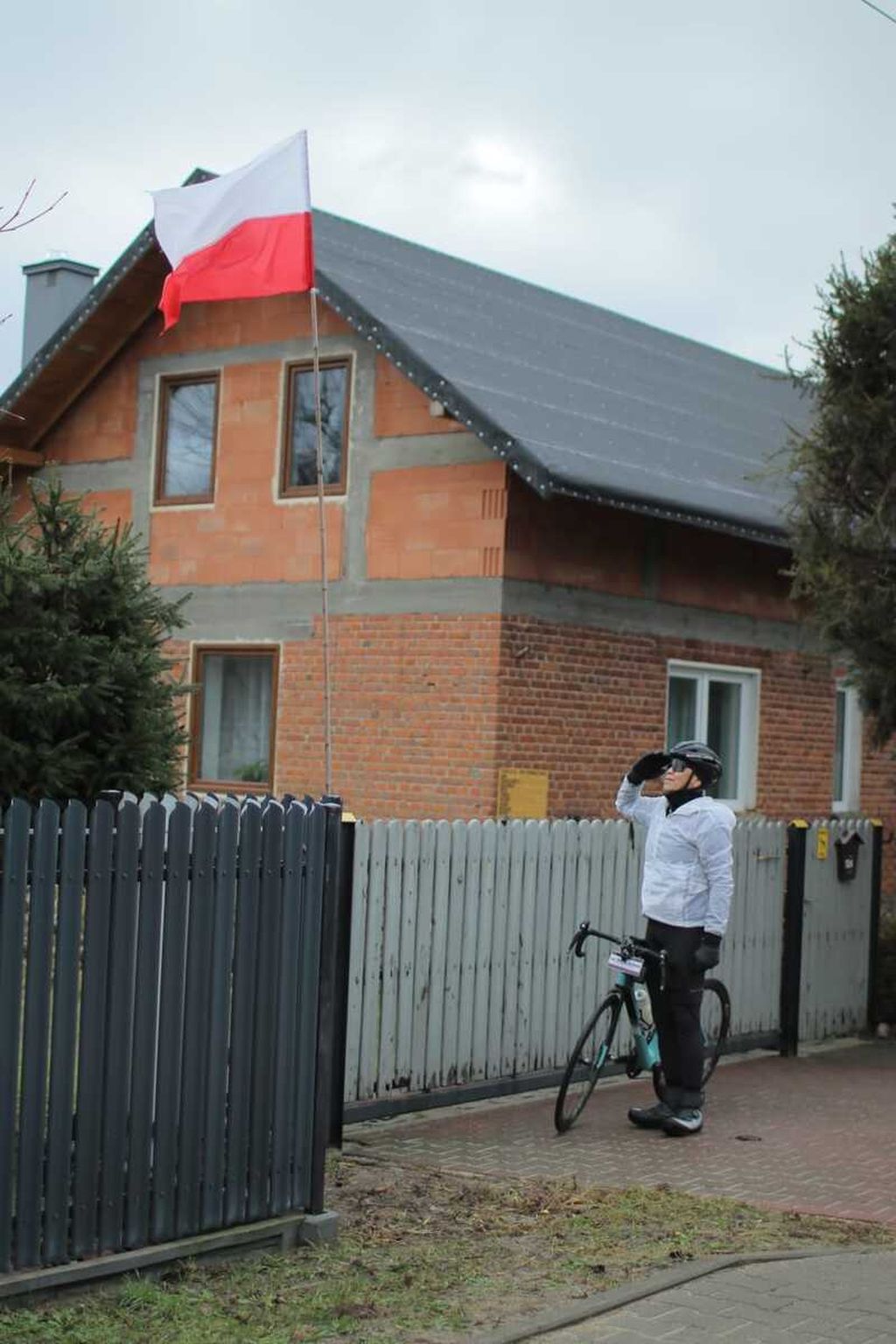 Royke Lumowa memberi hormat kepada bendera Polandia saat memasuki wilayah negara itu pada 1 Januari 2024