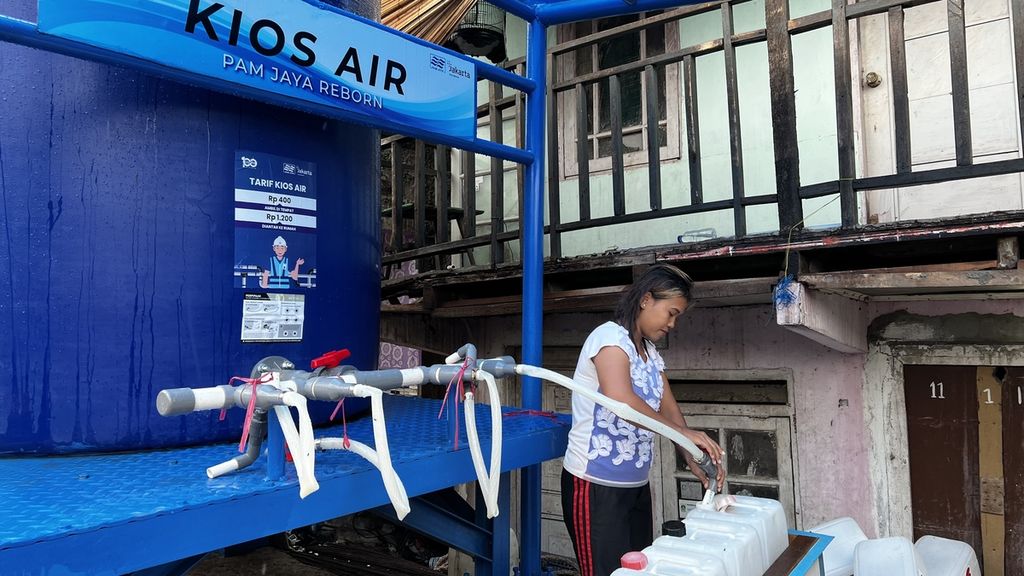 Warga saat melakukan isi ulang air di Kios Air, Penjaringan, Jakarta Utara, Kamis (17/11/2022).