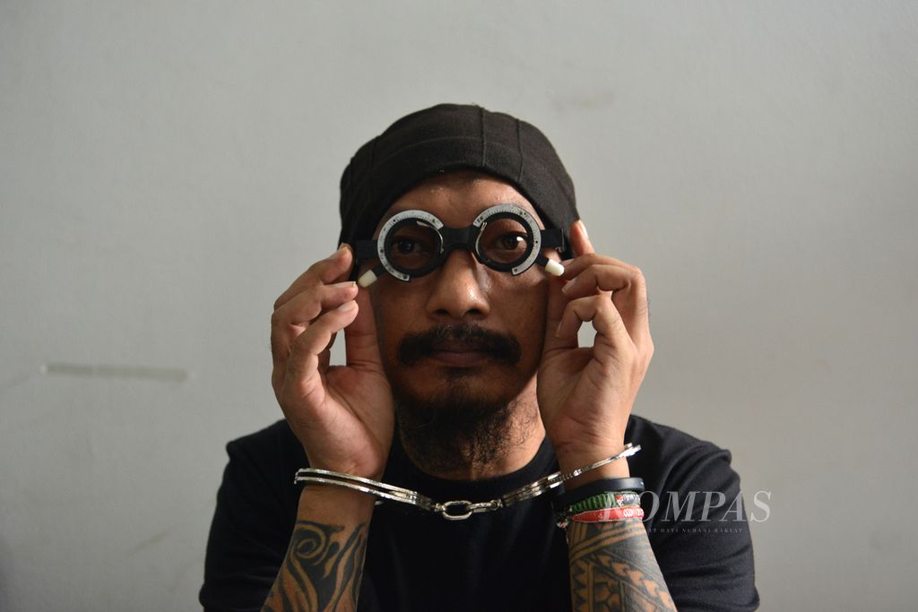 Salah seorang tahanan teroris mengikuti pemeriksaan kesehatan mata di Rutan Narkoba Polda Metro Jaya, Jakarta, Rabu (29/3/2023).
