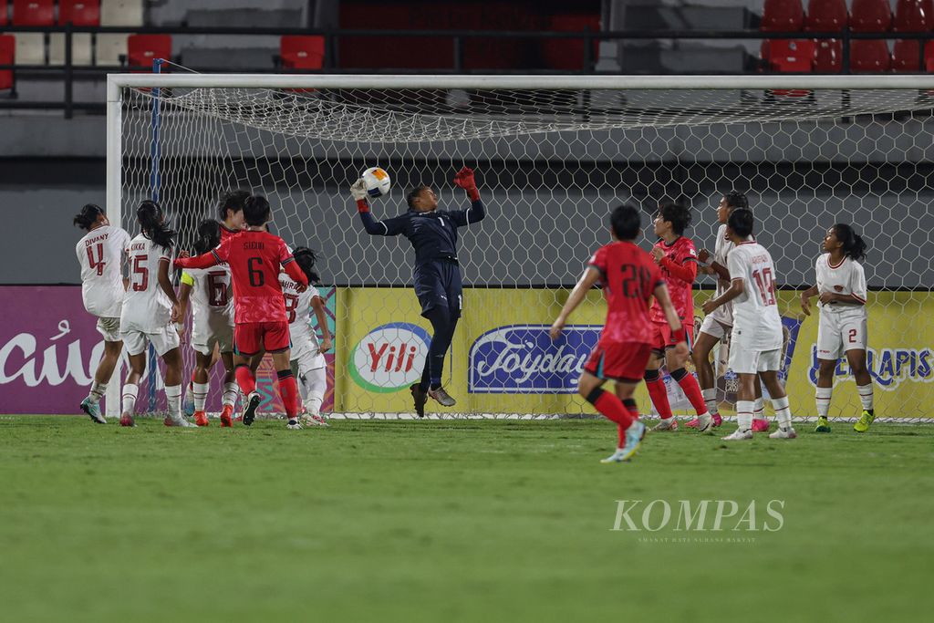 Indonesian U-17 women's team goalkeeper, Gadhiza Asnanza, failed to stop a shot from South Korean U-17 women's team player, Won Jeun, in a Group A match of the Under-17 Women's Asian Cup at the Captain I Wayan Dipta Stadium in Gianyar, Bali on Thursday (9/5/2024).