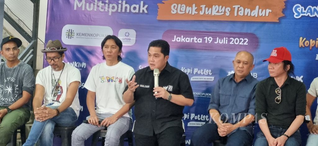 Menteri BUMN Erick Thohir (keempat dari kiri) mengapresiasi pendirian koperasi yang diberi nama Slankops di Markas Slank di Jalan Potlot III, Jakarta. Koperasi ini diharapkan menjadi bentuk ekonomi sirkular baru berbasis <i>fans </i>klub. 