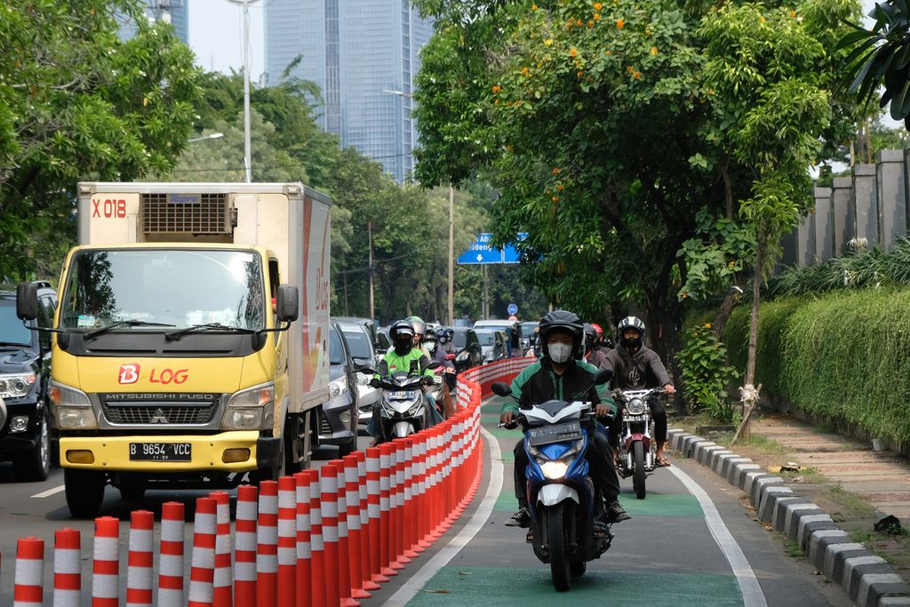 Sejumlah pengendara sepeda motor melintas di lajur sepeda di Jalan Penjernihan 1, Jakarta Pusat, Senin (14/11/2022). Sejumlah <i>stick cone </i>yang terpasang sejak September lalu tersebut terlihat sudah rusak dan tidak terpasang dengan benar.