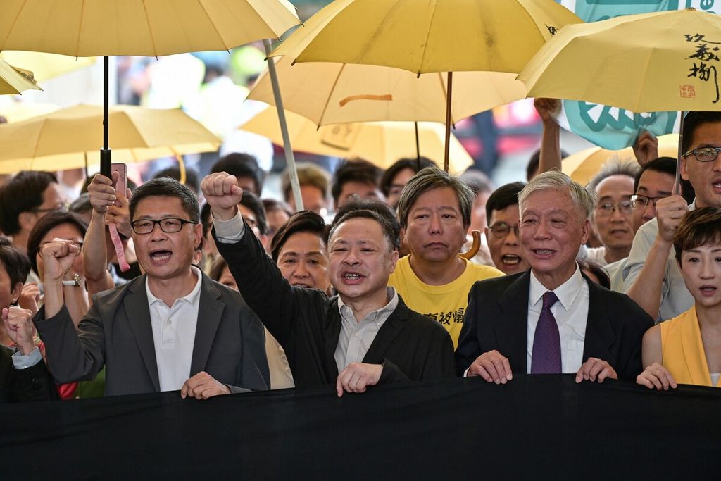 Arsip foto memperlihatkan para aktivis prodemokrasi meneriakkan slogan sebelum memasuki Pengadilan Tinggi Kowloon Barat di Hong Kong, 24 April 2019. Pengadilan Hong Kong mendakwa 14 aktivis dengan tuduhan subversif pada 30 Mei 2024.