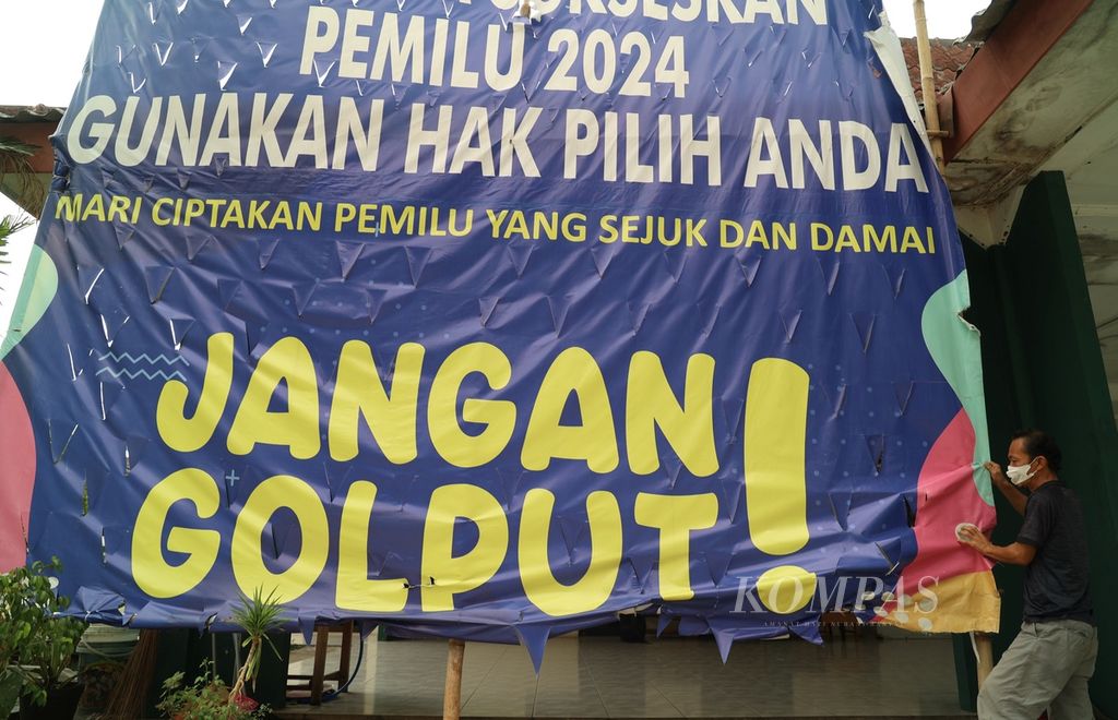 Pesan ajakan untuk tidak golput pada Pemilu 2024 dipasang di sebuah balai warga di Pondok Benda, Tangerang Selatan, Banten, Kamis (14/12/2023). Survei Litbang <i>Kompas</i> pada 29 November-4 Desember 2023 memotret adanya peningkatan pemilih bimbang (<i>undecided voters</i>) yang signifikan, mencapai 28,7 persen. Angka ini lebih besar dibandingkan dengan survei sebelumnya pada Agustus 2023 sebesar 15,4 persen. 
