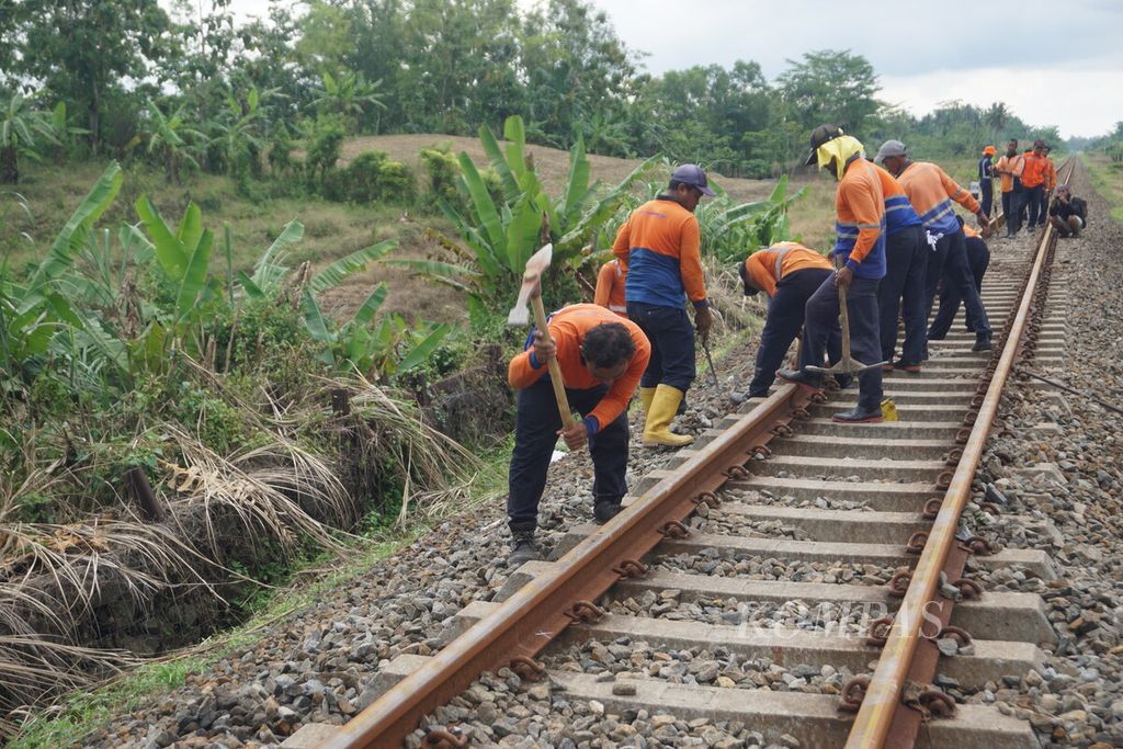 Para pekerja PT KAI Daop 5 Purwokerto memperbaiki rel yang ambles di ruas Jeruklegi-Kawunganten di Kabupaten Cilacap, Jawa Tengah, Sabtu (8/10/2022). Di Cilacap terdapat lima titik amblesan akibat banjir dan 13 perjalanan kereta terganggu.