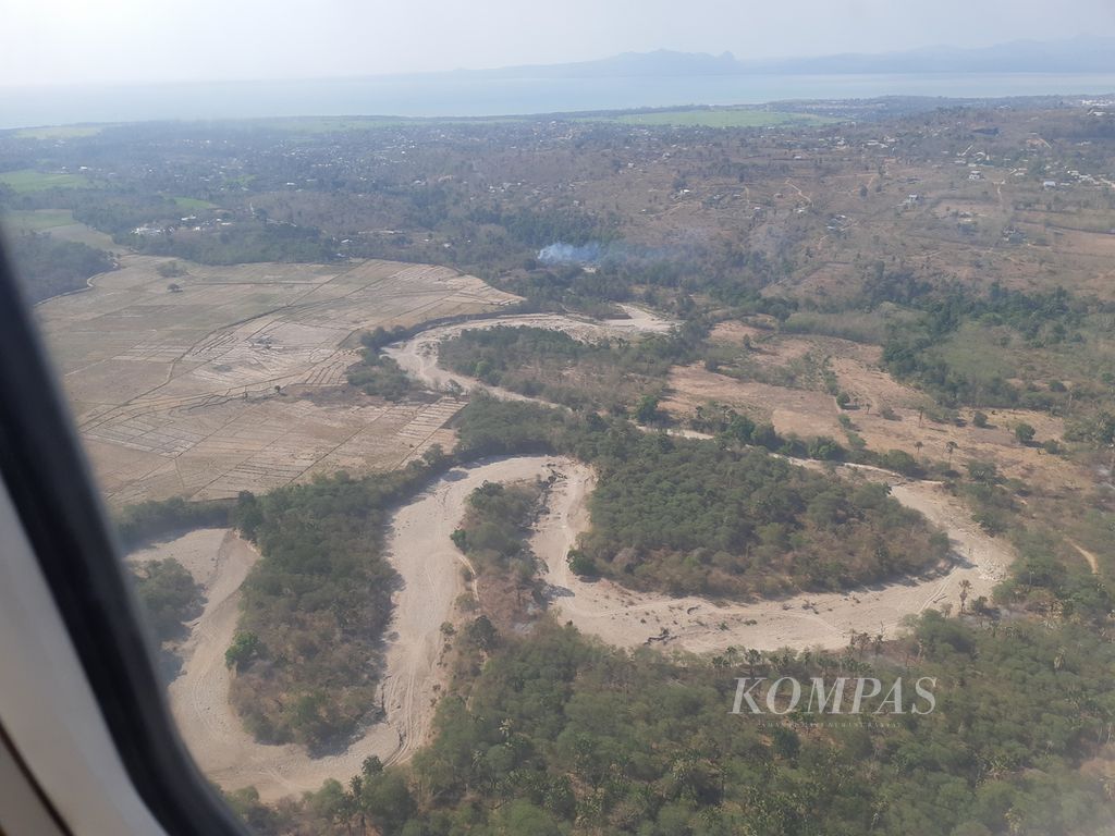 Kekeringan di wilayah Kabupaten Kupang, Nusa Tenggara Timur, sebagaimana dipotret dari jendela pesawat udara pada Jumat (29/9/2023). 