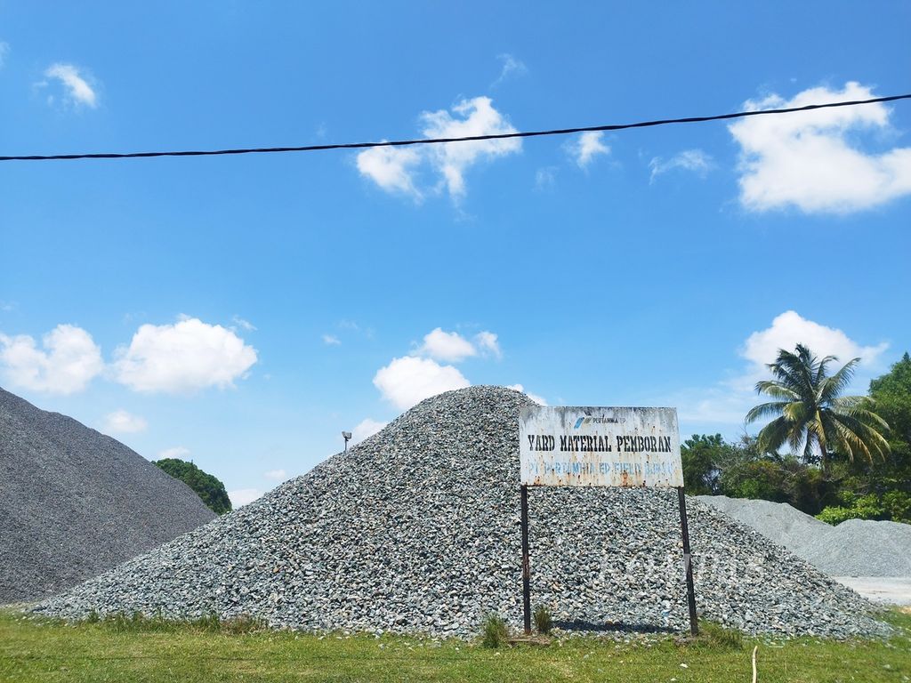 Gundukan material pengeboran di Pulau Bunyu, Kabupaten Bulungan, Kalimantan Utara, Rabu (28/2/2024).