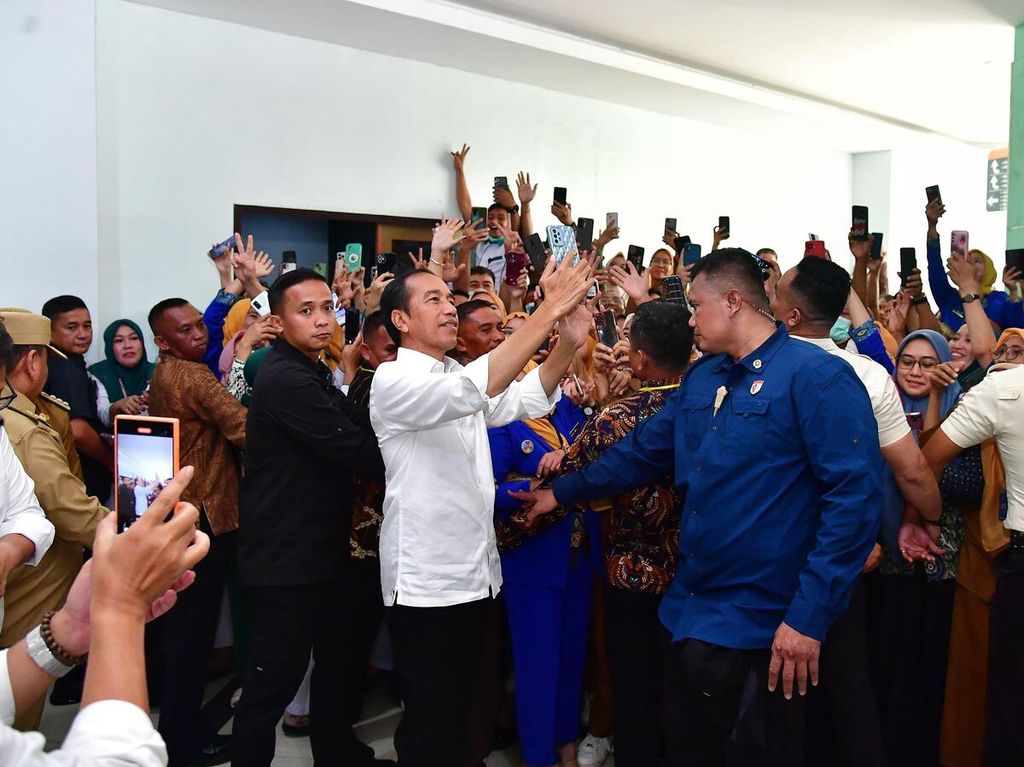 Kendati Presiden Joko Widodo gemar berinteraksi dengan warga, Pasukan Pengamanan Presiden (Paspampres) yang berbaju biru harus terus waspada terhadap berbagai kemungkinan ancaman.