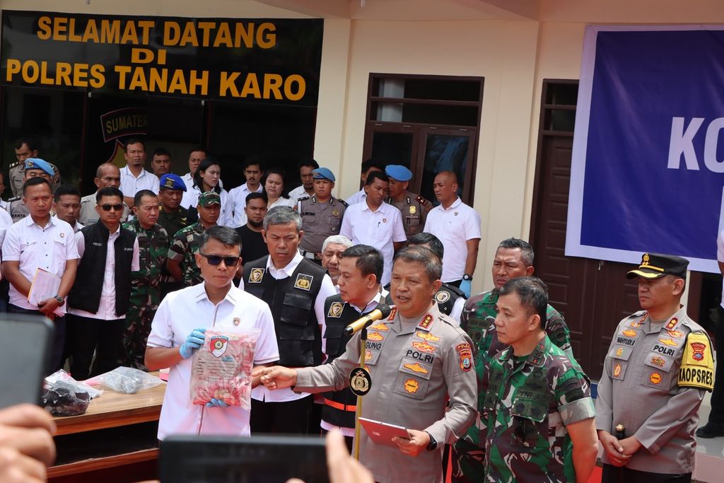 Kepala Kepolisian Daerah Sumatera Utara Inspektur Jenderal Agung Setya Imam Effendi (kedua dari kiri) menunjukkan bukti pembakaran rumah wartawan Sempurna Pasaribu di Kabupaten Karo, Sumatera Utara, Senin (8/7/2024).