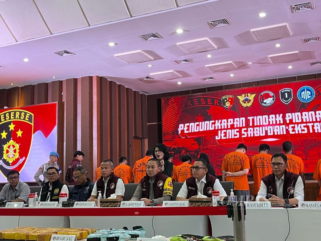 The Deputy Director of Narcotics Crimes at Bareskrim, Commissioner Arie Ardian, provided information regarding the disclosure of drug trafficking by law enforcement officers in a press conference in Jakarta on Thursday (18/4/2024).