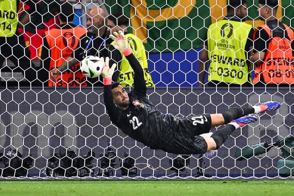 Penjaga gawang Portugal Diogo Costa mengeblok bola saat adu penalti dalam pertandingan babak 16 besar Piala Eropa 2024 antara Portugal dan Slovenia di Frankfurt, Selasa (2/7/2024) dini hari WIB. 