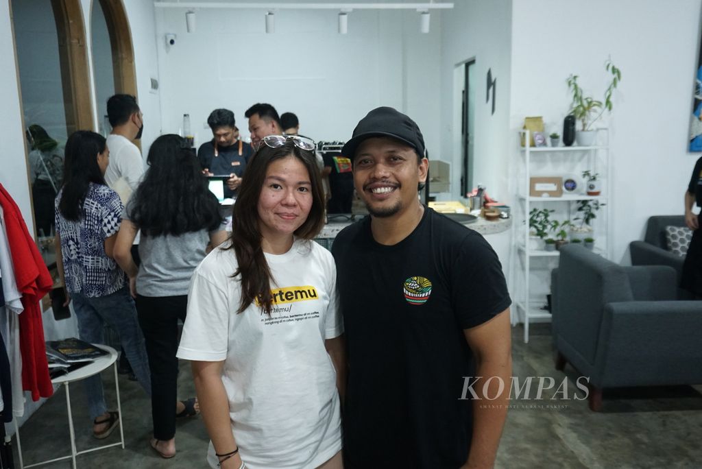 Pasangan arsitek Christine Imelda Messakh (28, kiri) dan Ronald Budiman (34), ketika ditemui di M Coffee, kafe milik mereka, di bilangan Sario, Manado, Sulawesi Utara, Selasa (18/10/2022).