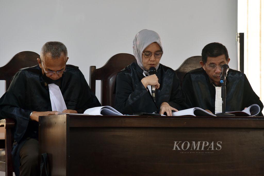 Jaksa penuntut umum menyampaikan dakwaan untuk mantan Sekretaris Umum Komite Olahraga Nasional Indonesia (KONI) Sumatera Selatan Suparman Romans dan mantan Ketua Harian KONI Sumsel Ahmat Tahir di Pengadilan Tindak Pidana Korupsi Palembang, Sumsel, Senin (11/12/2023). 