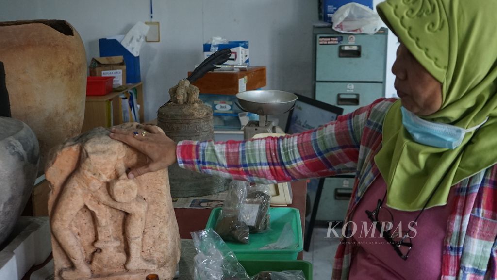 Arkeolog dari Badan Riset dan Inovasi Nasional (BRIN) Sumatera Selatan, Retno Purwanti, menunjukkan potongan relief penari yang ada di ruang artefak Kantor BRIN Sumsel, Kamis (14/7/2022). 