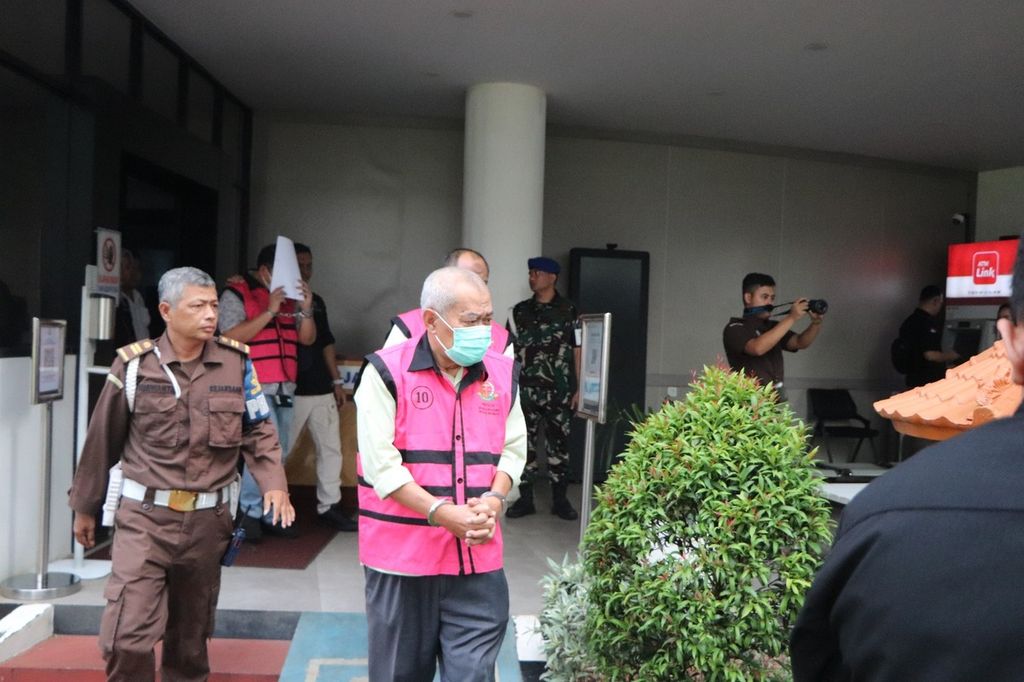 Tersangka kasus dugaan Dana Pensiun Perusahaan Pelabuhan dan Pengerukan di PT Pelabuhan Indonesia (Persero) yang ditahan Kejaksaan Agung di Jakarta, Selasa (9/5/2023). Kerugian negara diperkirakan mencapai Rp 148 miliar.