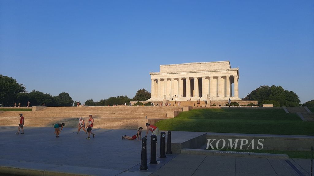 Warga beraktivitas di depan Memorial Abraham Lincoln yang berada dalam kompleks National Mall di Washington DC, Amerika Serikat, seperti terlihat 20 Juli 2022.