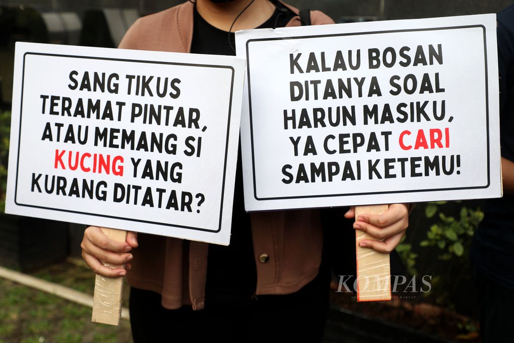 Poster yang dibawa aktivis Indonesia Corruption Watch (ICW) saat aksi untuk memperingati 900 hari hilangnya buron KPK Harun Masiku, di depan Gedung Komisi Pemberantasan Korupsi (KPK), Jakarta, Selasa (28/6/2022). 