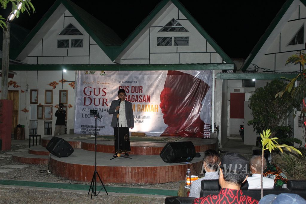 KH Marzuki Wahid, Rektor Institut Studi Islam Fahmina (ISIF), memberikan sambutan dalam acara Gus Dur Memorial Lecture di ISIF, Kota Cirebon, Jawa Barat, Rabu (20/9/2023) malam. Acara yang diinisiasi Jaringan GUSDURian itu untuk menggali dan menyebarkan gagasan Gus Dur terkait dengan toleransi, Islam yang ramah, dan lainnya.