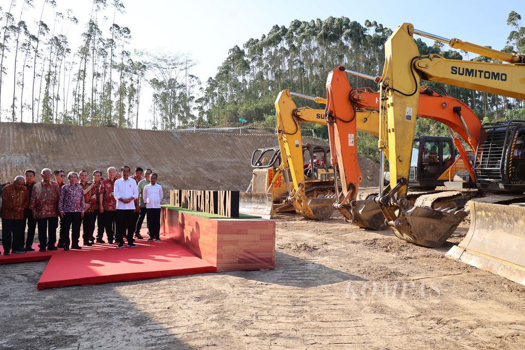Presiden Joko Widodo bersama pengusaha saat <i>groundbreaking </i>atau peresmian pembangunan Hotel Nusantara IKN di Penajam Paser Utara, Kalimantan Timur, Kamis (21/9/2023). 