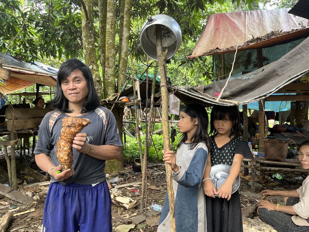 Maruf, anggota komunitas Punan Batu di Sajau Benau, Kabupaten Bulungan, Kalimantan Utara, menunjukkan ubi tubong, yang menjadi makanan sehari-hari mereka, Jumat (2/9/2022). Untuk protein, komunitas Punan Batu tergantung dari binatang liar dan ikan sungai. 