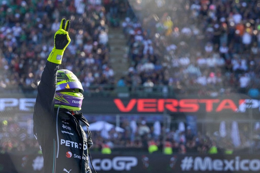 Pebalap Mercedes, Lewis Hamilton, merayakan podium kedua yang diraihnya di Meksiko, 29 Oktober 2023.