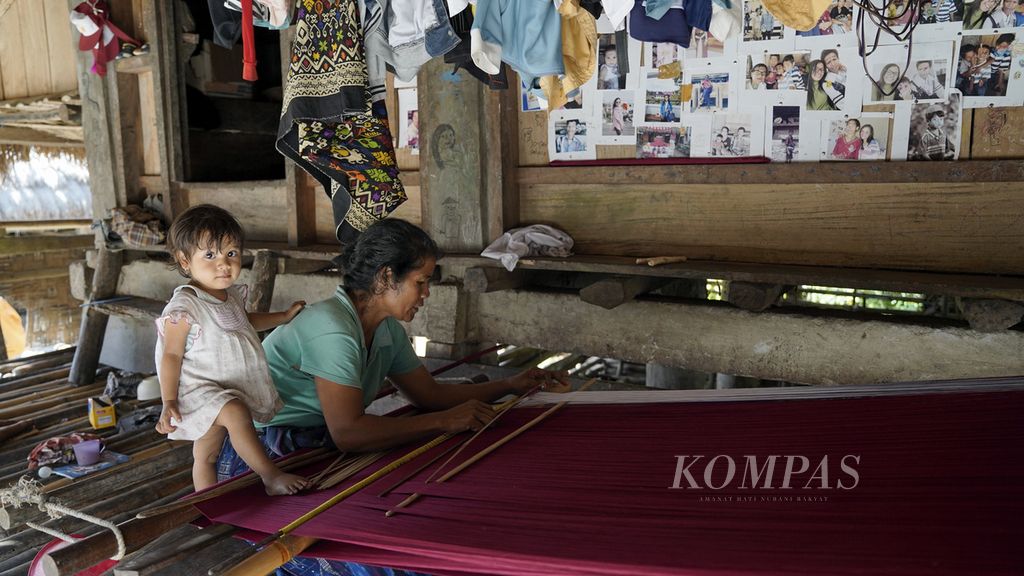 Aktivitas keseharian kaum perempuan menenun di Kampung Adat Prai Ijing di Desa Tebara, Kecamatan Waikabubak, Kabupaten Sumba Barat, Nusa Tenggara Timur, Rabu (24/4/2019).
