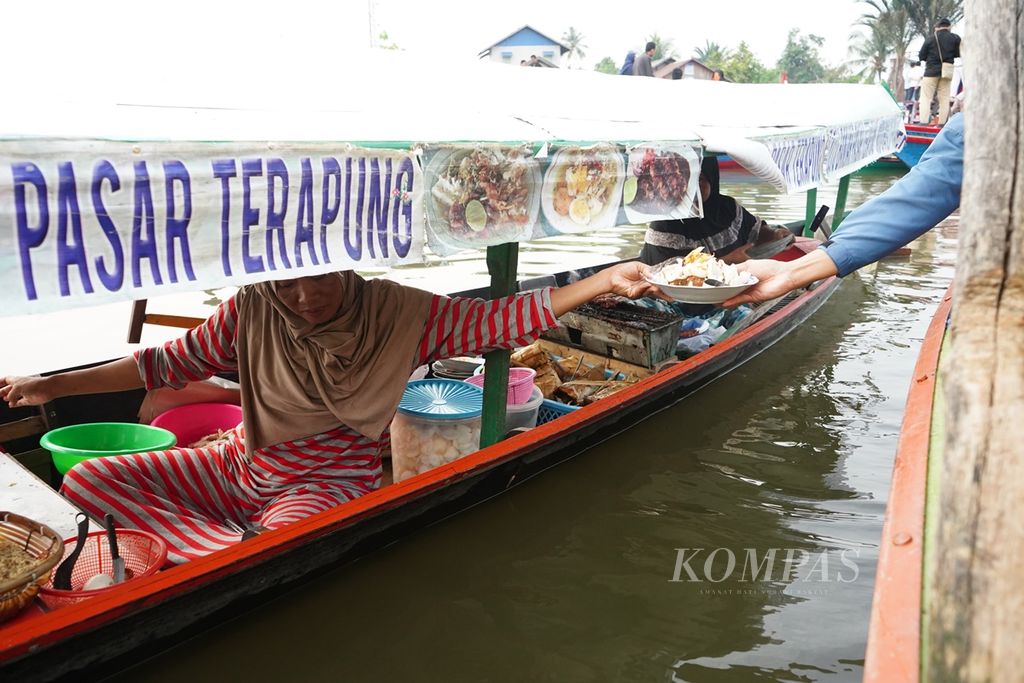 Pedagang soto Banjar di Pasar Apung Lok Baintan, Banjarmasin, Kalimantan Selatan, Sabtu (24/8/2019). 