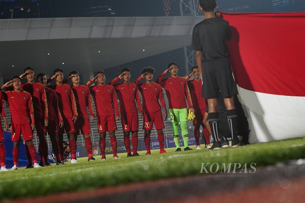 Tim nasional U-19 Indonesia menyanyikan Indonesia Rayasebelum dimulainya laga melawan timnas U-19 Timor Leste dalam laga kualifikasi Piala Asia 2020 di Stadion Madya Gelora Bung Karno, Jakarta, Rabu (7/11/2019). Indonesia mengalahkan Timor Leste dengan skor 3-1. 