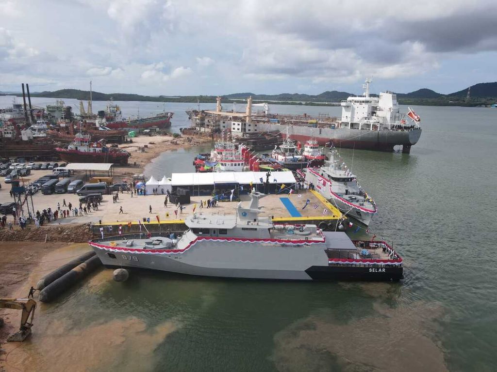 Kapal Republik Indonesia (KRI) Selar-879 diluncurkan dari galangan kapal Citra Shipyard di Batam, Kepulauan Riau, Selasa (7/5/2024).