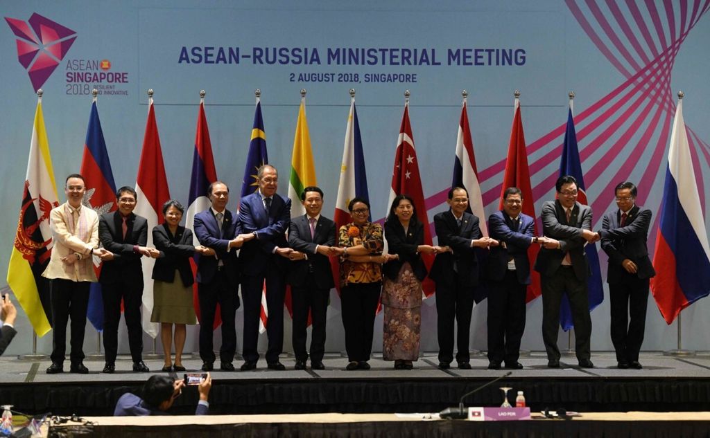 Menteri Luar Negeri Rusia Sergei Lavrov (kelima dari kiri) berpose untuk foto bersama dengan para menteri luar negeri ASEAN dan perwakilannya saat Pertemuan Tingkat Menteri ASEAN ke-51 di Singapura pada 2 Agustus 2018. 