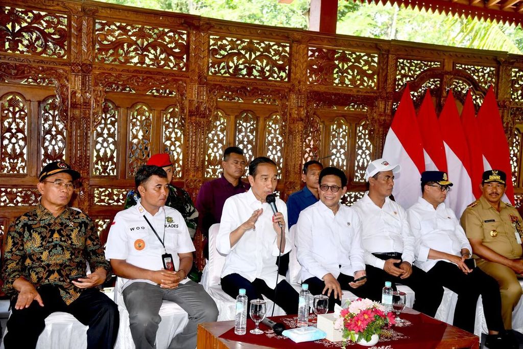 Presiden Joko Widodo dalam pertemuan dengan para kepala desa se-Kabupaten Banjarnegara yang digelar di Desa Pagak, Kabupaten Banjarnegara, Jawa Tengah, Rabu (3/1/2024).