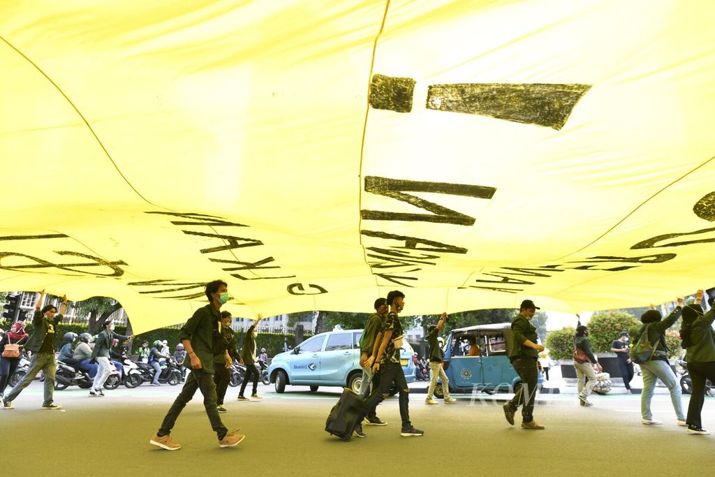 Unjuk rasa menentang pengesahan RUU Cipta Kerja oleh DPR kembali digelar oleh para buruh dan mahasiswa di Jalan Medan Merdeka Barat, Rabu (28/10/2020). Gelombang unjuk rasa menolak UU Cipta Kerja yang dinilai terlalu berpihak pada kepentingan investor masih terus berlangsung di Jakarta dan sejumlah kota lain. 