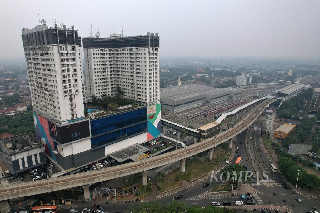 Apartemen dan pusat perbelanjaan Poins yang terhubung dengan Stasiun MRT di Lebak Bulus, Jakarta, Kamis (27/7/2023). 